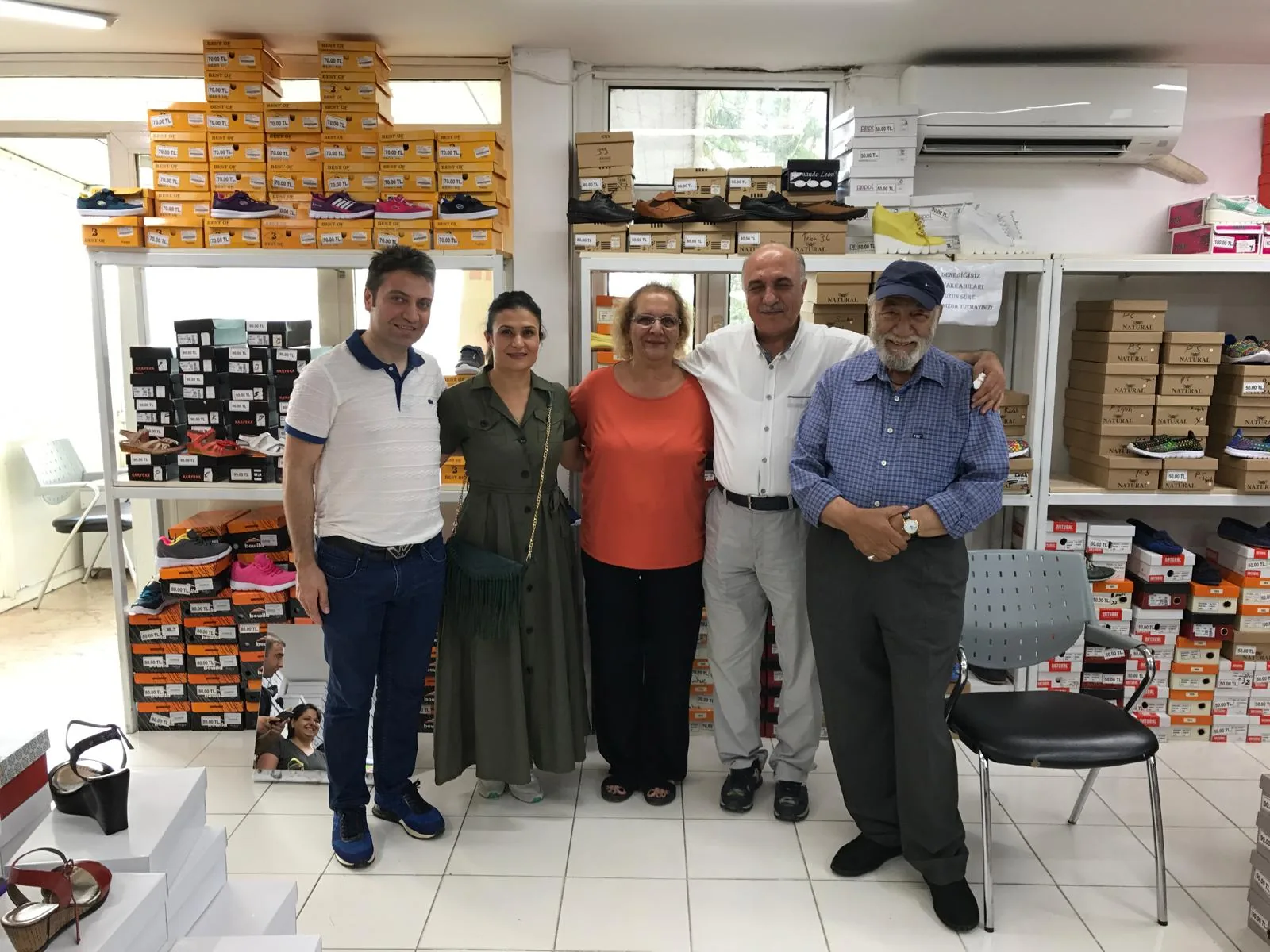 DONA mağazasında aile ve müşteri ziyareti