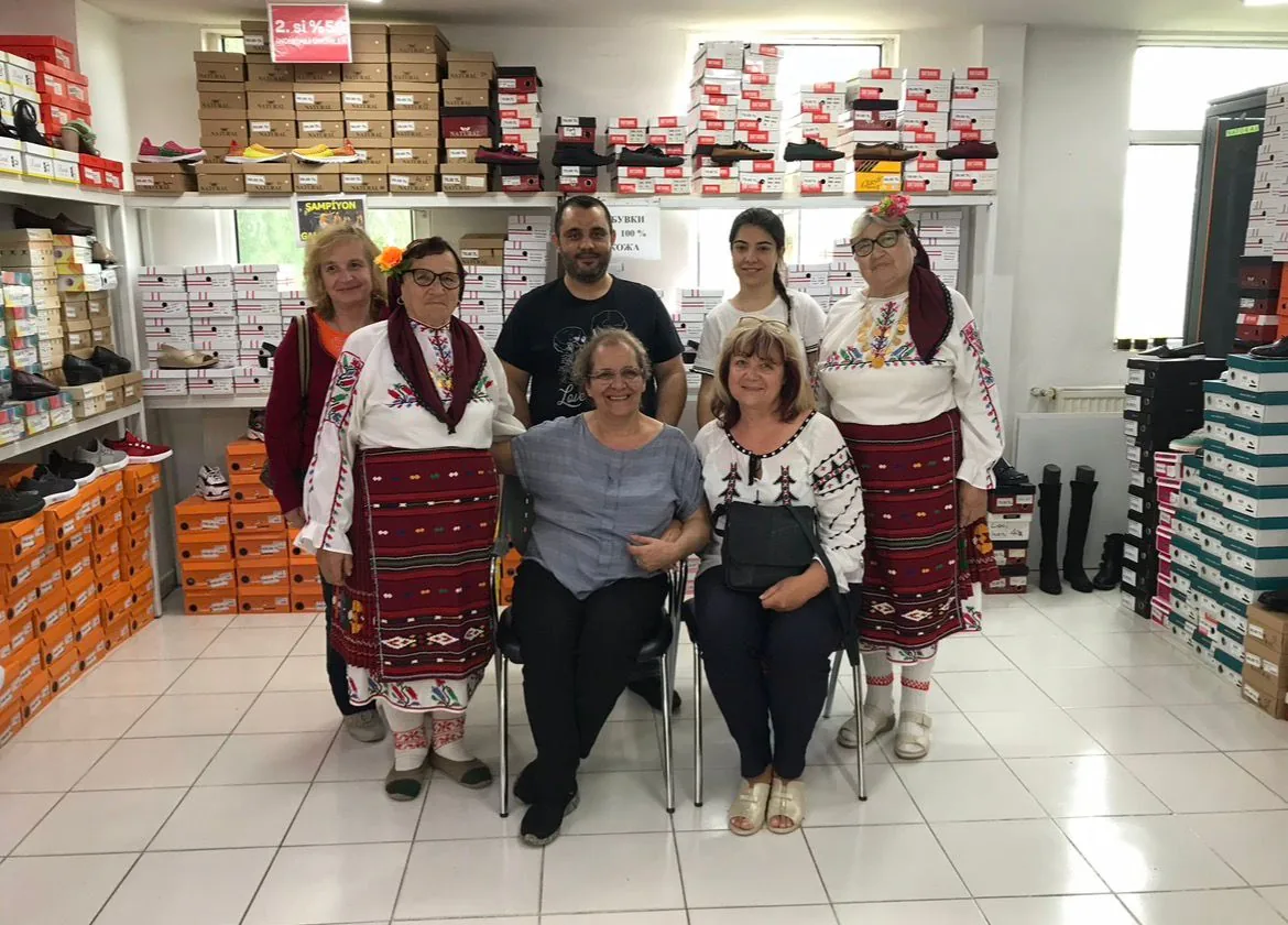 DONA mağaza ekibi ve ziyaretçiler